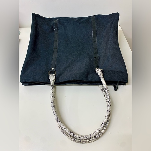 DSW Faux Snakeskin Handled 3 Compartment Zippered Weekend Overnight Tote Bag - Picture 9 of 16